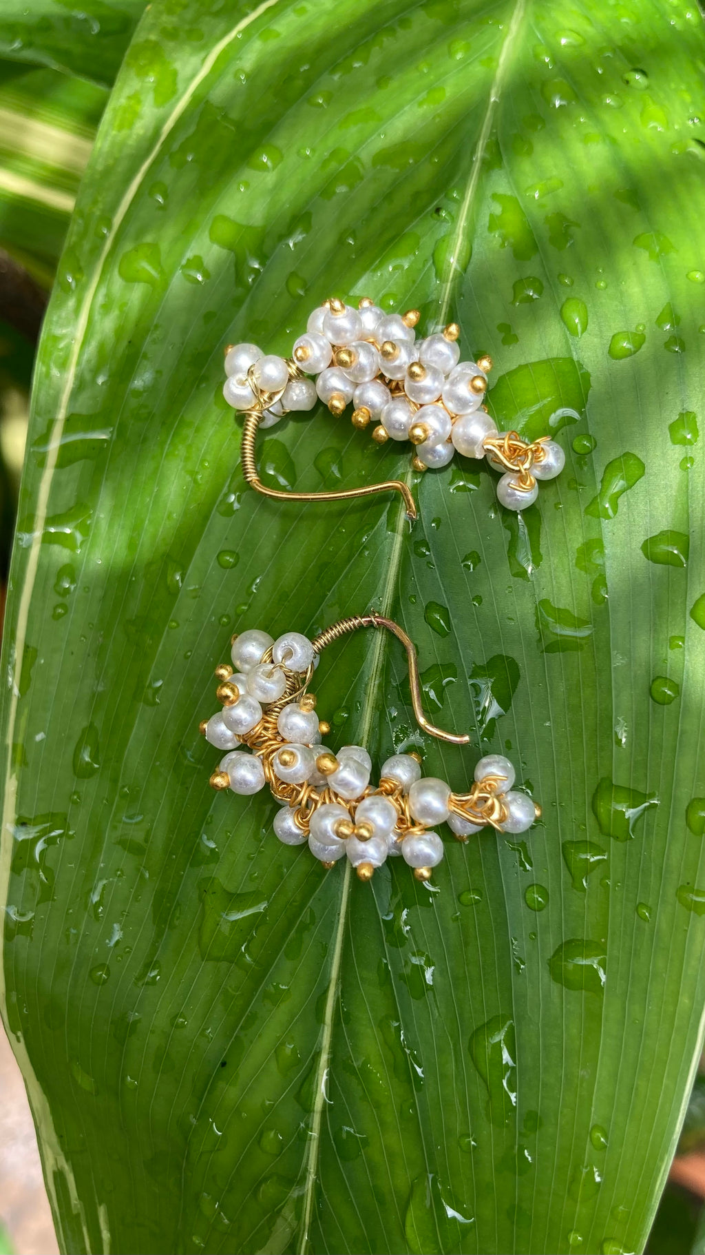 Handcrafted Gold-Plated Grape Cluster Pearl Drop Hoop Earrings
Elevate your jewelry collection with these exquisite, handcrafted earrings featuring a delicate cluster of lustrous white pearls arranged in a sophisticated "grape" silhouette. Intricately wir