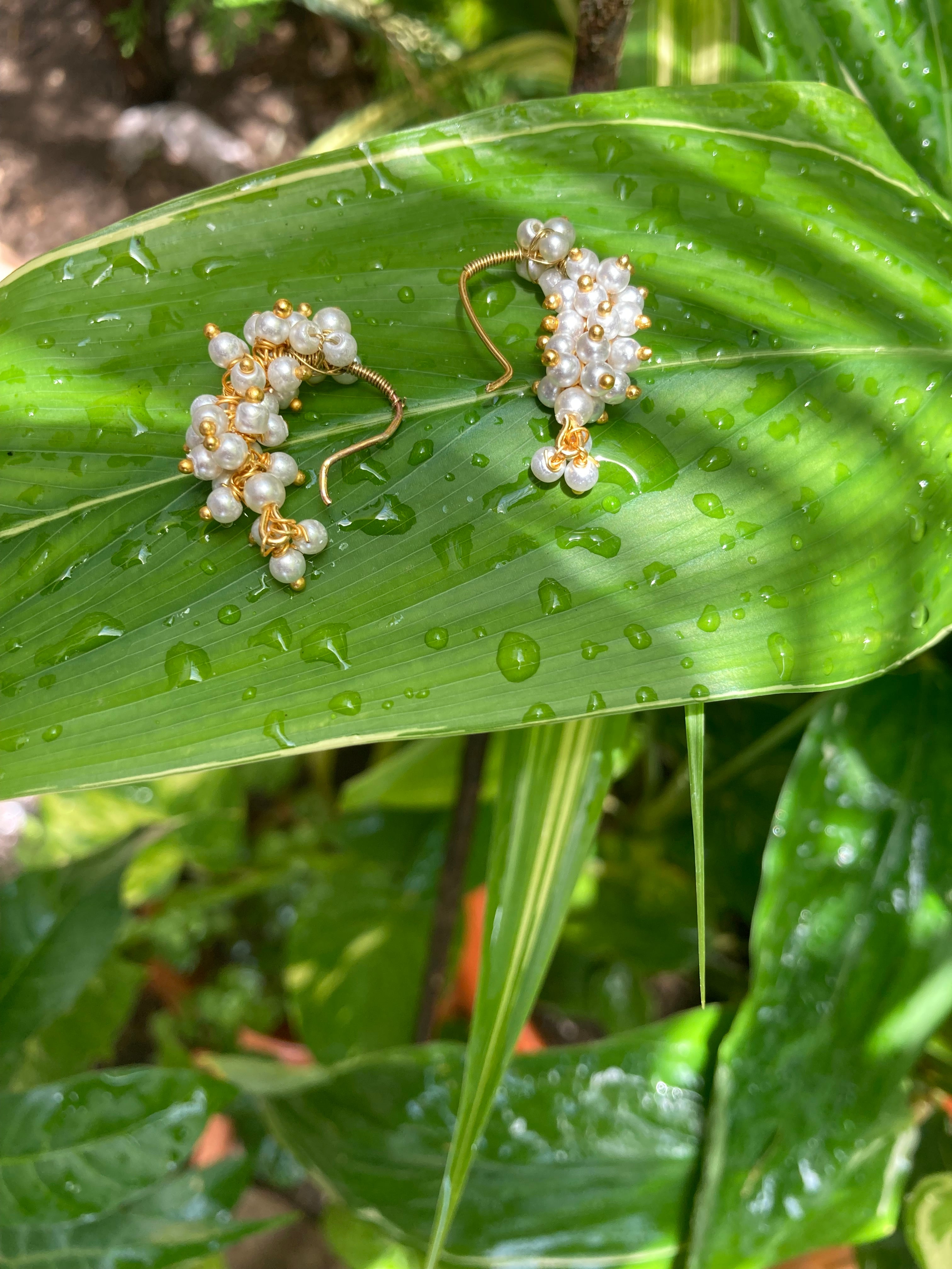 Handcrafted Gold-Plated Grape Cluster Pearl Drop Hoop Earrings
Elevate your jewelry collection with these exquisite, handcrafted earrings featuring a delicate cluster of lustrous white pearls arranged in a sophisticated "grape" silhouette. Intricately wir