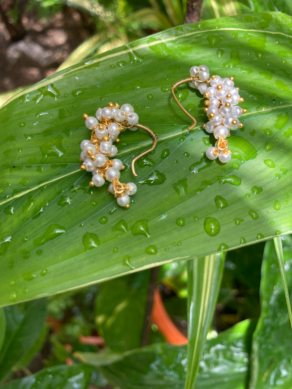 Handcrafted Gold-Plated Grape Cluster Pearl Drop Hoop Earrings
Elevate your jewelry collection with these exquisite, handcrafted earrings featuring a delicate cluster of lustrous white pearls arranged in a sophisticated "grape" silhouette. Intricately wir