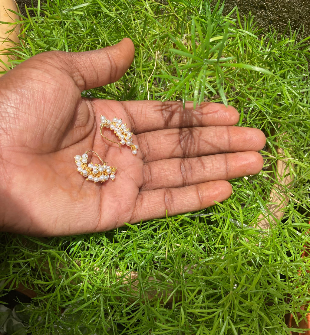 Handcrafted Gold-Plated Grape Cluster Pearl Drop Hoop Earrings
Elevate your jewelry collection with these exquisite, handcrafted earrings featuring a delicate cluster of lustrous white pearls arranged in a sophisticated "grape" silhouette. Intricately wir