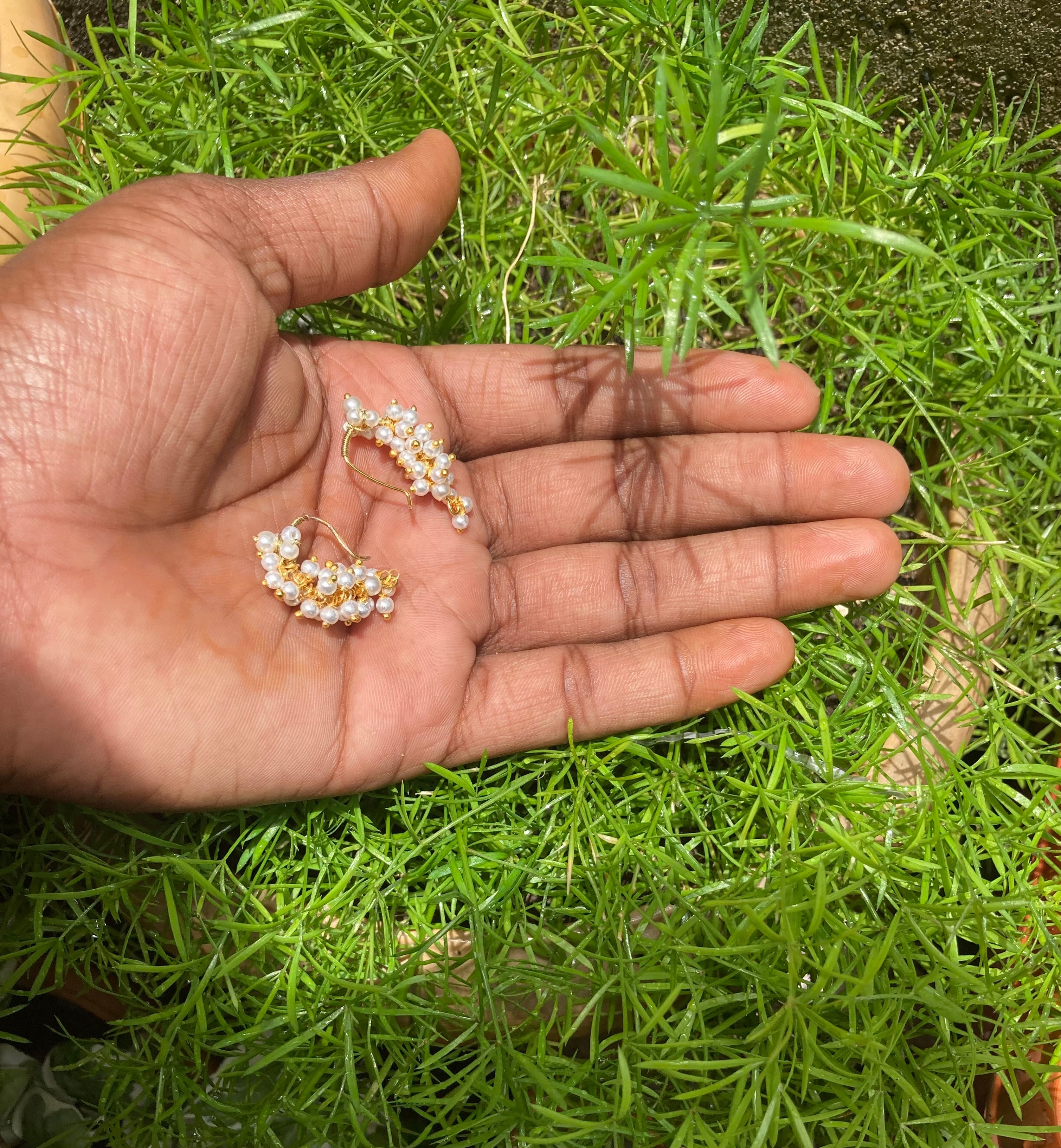 Handcrafted Gold-Plated Grape Cluster Pearl Drop Hoop Earrings
Elevate your jewelry collection with these exquisite, handcrafted earrings featuring a delicate cluster of lustrous white pearls arranged in a sophisticated "grape" silhouette. Intricately wir